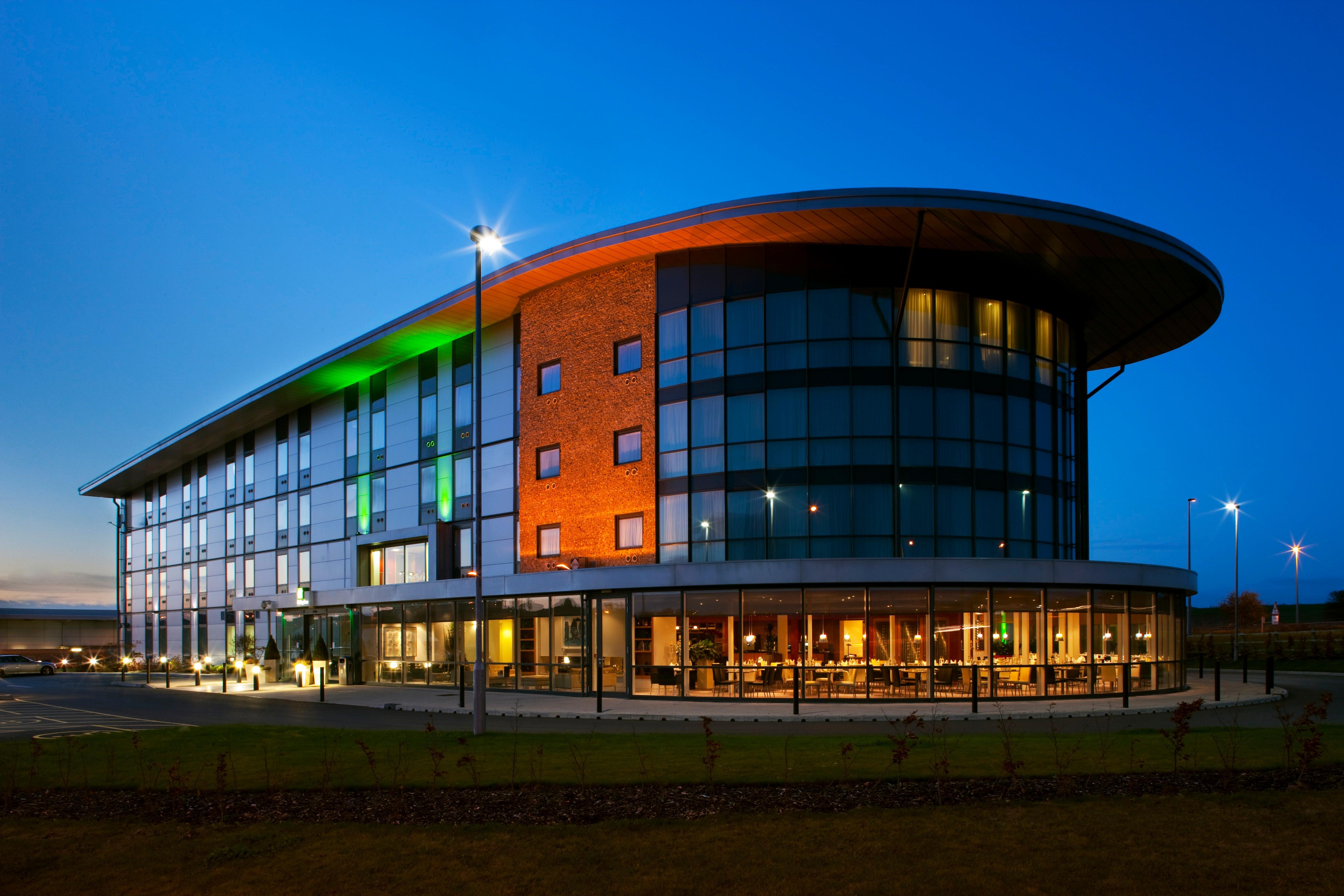 Holiday Inn Salisbury - Stonehenge By Ihg Еймсбері Екстер'єр фото